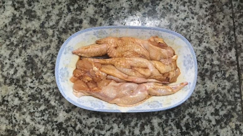 鸡翅包饭,鸡翅取出骨头后，就要把鸡翅腌制，加上适量酱油，适量盐，搅拌均匀，腌制两个小时。