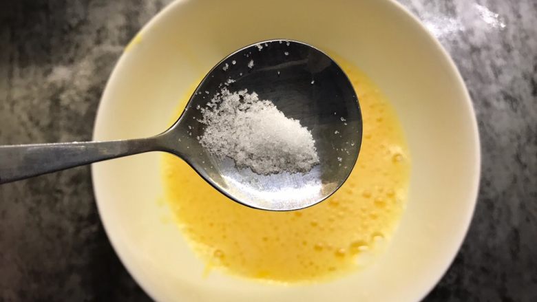 秋葵鸡蛋饼,加入1/3勺盐