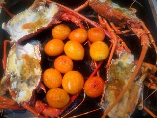 龙虾泡饭,龙虾头烤好后放入沸水汤锅，番茄去皮炒过