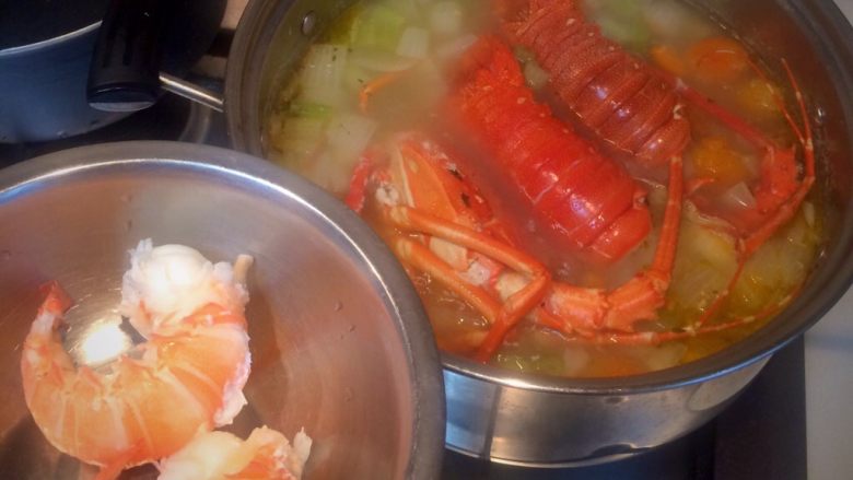 龙虾泡饭,龙虾外壳放入汤锅一起熬煮