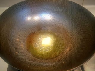 龙虾泡饭,热锅放橄榄油黄油，