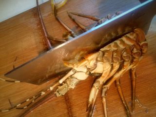 龙虾泡饭,剪开后更方便下刀对切、放入250度烤箱20分钟