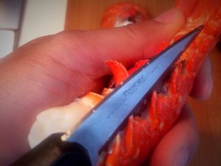 龙虾泡饭,剪刀剪开龙虾身体