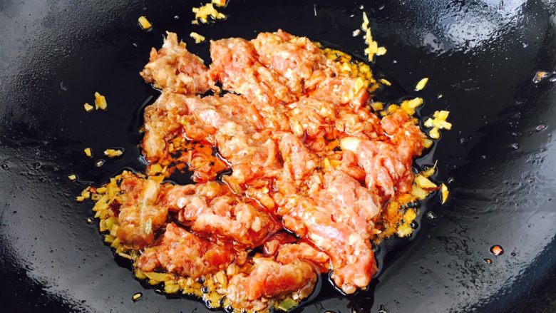 香辣肉末炒面,放入猪肉饺馅。