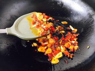 香辣肉末炒面,待炒出红油后，葱、蒜、花椒和干辣椒全部捞出。