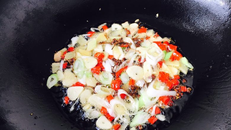 香辣肉末炒面,待油热后，放入葱、蒜、花椒和干辣椒。