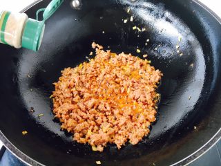 香辣肉末炒面,肉炒至变色，倒入少许白胡椒。