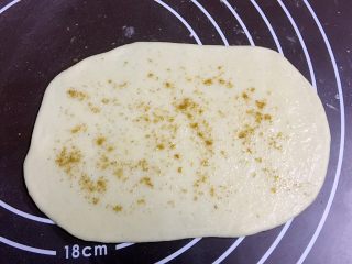 孜然芝麻花环面包,用食指拇指捻适量盐均匀撒在面片上
再捻取孜然粉撒在面片上