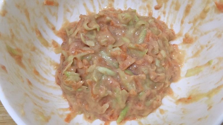 宝宝辅食—肉糜杂蔬煎饼,将234步骤中的材料混合到一切搅打成糊