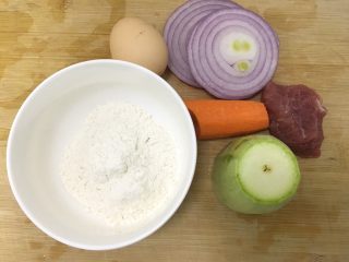宝宝辅食—肉糜杂蔬煎饼,准备好材料：面粉、胡萝卜、洋葱、西葫芦、鸡蛋、瘦肉、核桃油、盐
