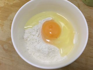 宝宝辅食—肉糜杂蔬煎饼,面粉加鸡蛋和盐搅拌成很稠的糊状静制一会