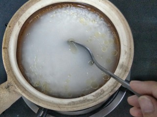 腊肠煲仔饭,把浸泡好的大米沥干水分，加入清水  油混合均匀