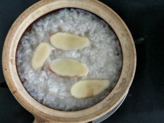 腊肠煲仔饭,煮到大米8成熟放上姜片