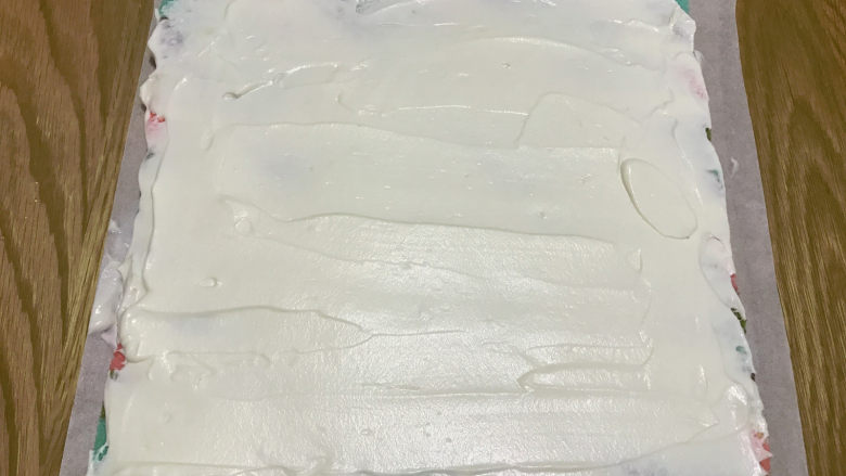 五彩蛋糕卷,抹上打发好的淡奶油，平均抹一层就可以了。