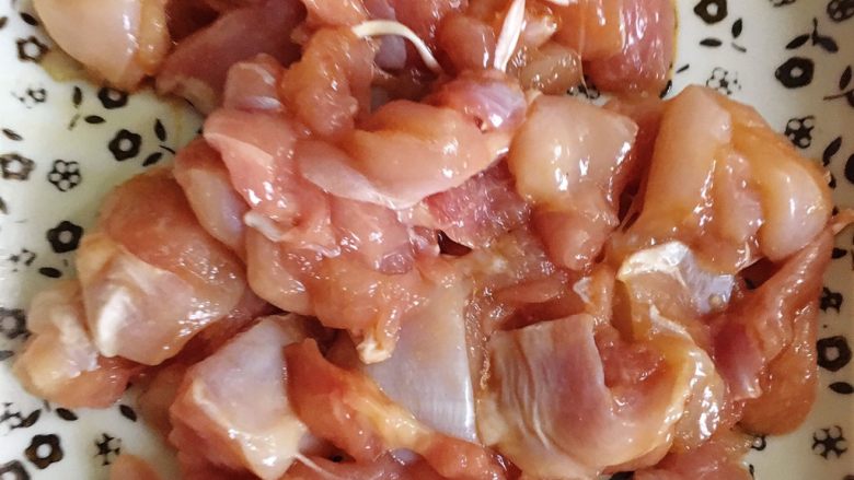 鲜虾芝士焗饭,鸡腿腌制好切丁