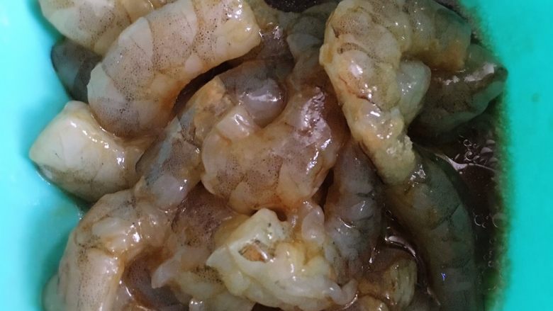 鲜虾芝士焗饭,腌制一小时