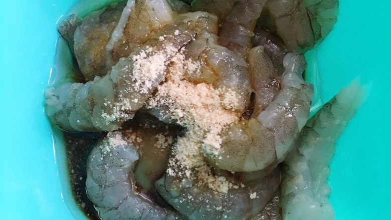 鲜虾芝士焗饭,虾用盐、油、鸡粉、生抽、蚝油调匀拌匀