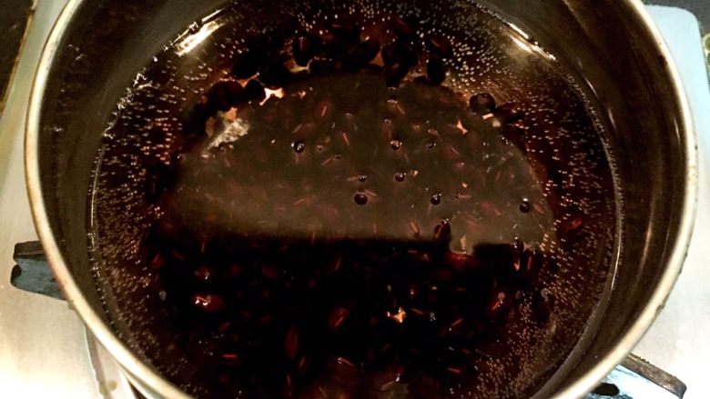 韩式糖酱黑豆,再次加水先大火水开后再小火煮30分钟