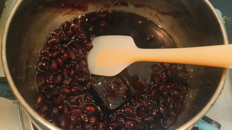 韩式糖酱黑豆,小火加热至红糖融化，不断搅拌让水份增发，黑豆入味，避免糊锅