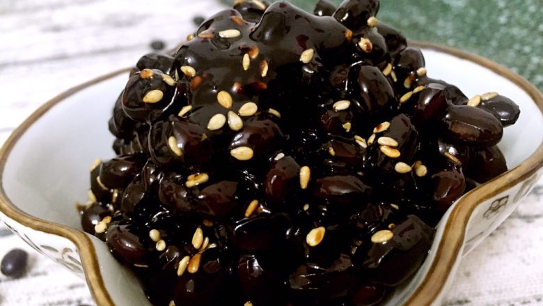 韩式糖酱黑豆,一次做的量不要太多，否则时间久吃不完，黑豆回生变硬影响口感，可以密封冰箱冷藏保存