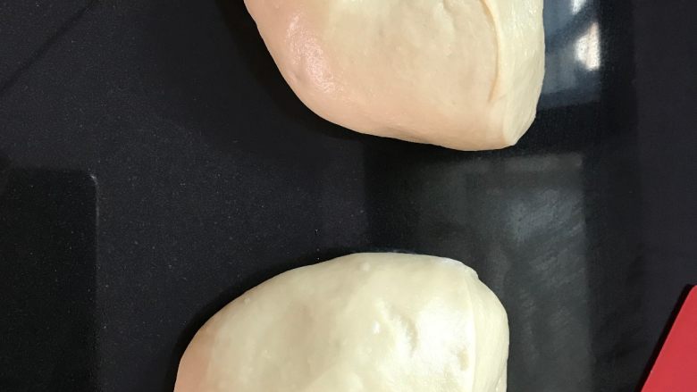 奶香石头小面包,取出松驰好的面团分成2份。