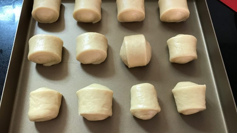 奶香石头小面包,底边朝下放入烤盘。放温暖处进行发酵。