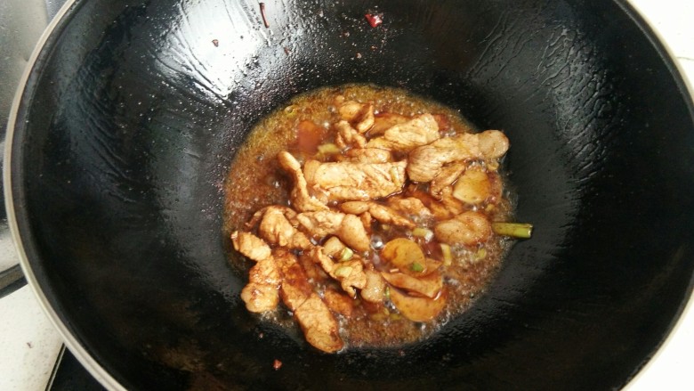 烧猪肉茄子胡萝卜,加入花椒粉，葱姜蒜，加油爆锅，翻炒一下