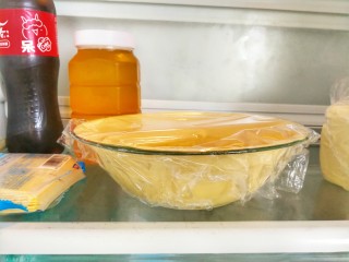 红心闪耀的覆盆子果酱甜心小圆饼~,盖上保鲜膜，放入冰箱冷藏20分钟，