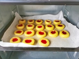 红心闪耀的覆盆子果酱甜心小圆饼~,放入预热好的烤箱，180°度20分钟即可。