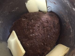 简单麻薯欧包,加黄油，继续揉，有几分钟黄油就揉进去了，揉到稍微光滑就行了，不要求出膜。