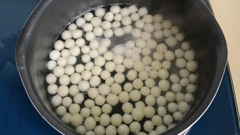 金瓜珍珠羹,蒸南瓜时可以煮小圆子了，等到水开放圆子煮到全部浮起