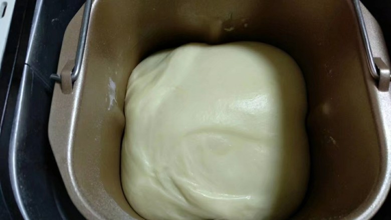 彩色吐司,把面团留在面包机里进行发酵，待面团发酵至原来的2倍大。