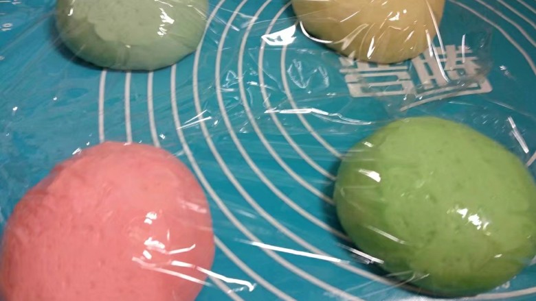 彩色吐司,其中3份分别加入色素，揉成红、蓝、绿面团，盖上保鲜膜静置20分钟。