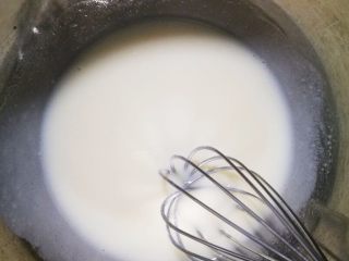 抹茶戚风,用蛋抽将牛奶玉米油搅拌混合均匀。