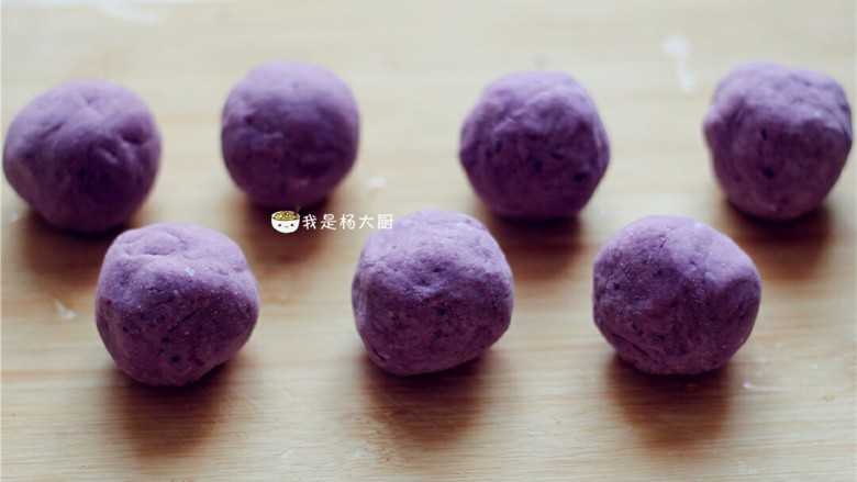 红薯/紫薯糯米糕,将紫薯球搓成约40克一个的小球