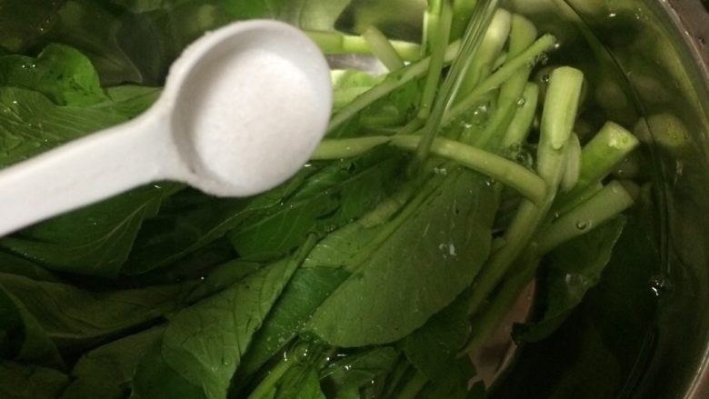 白灼菜芯,菜芯冲洗干净后在清水中加入1g盐浸泡5分钟，这样有利于去除农药残留，浸泡不能超过10分钟