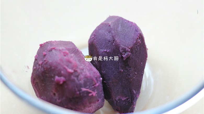 红薯/紫薯糯米糕,将蒸好的红薯/紫薯去皮