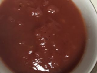 拿波里人不知道的拿波里培根意面
,制作番茄酱：首先要把2个番茄去皮，切碎，然后锅里热油，炒到出汁，番茄软烂，加入亨氏番茄酱，加半勺盐，一勺糖，现磨黑椒粉，熬成酱就可以出锅备用