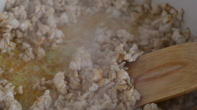鸡米芽菜,另起一锅，油烧热，放鸡丁炒干水份。