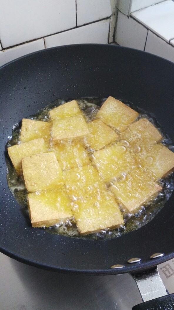 菜谱#剁椒鳙鱼頭浓汤#(创建于14/9~2017),起锅注油，豆腐炸煎成金黄色。