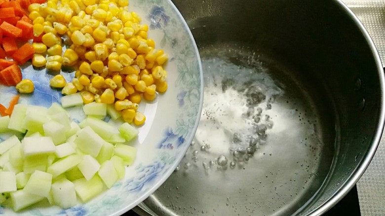 田园西兰花小炒,锅中烧开水将蔬菜粒焯一下，捞出沥水