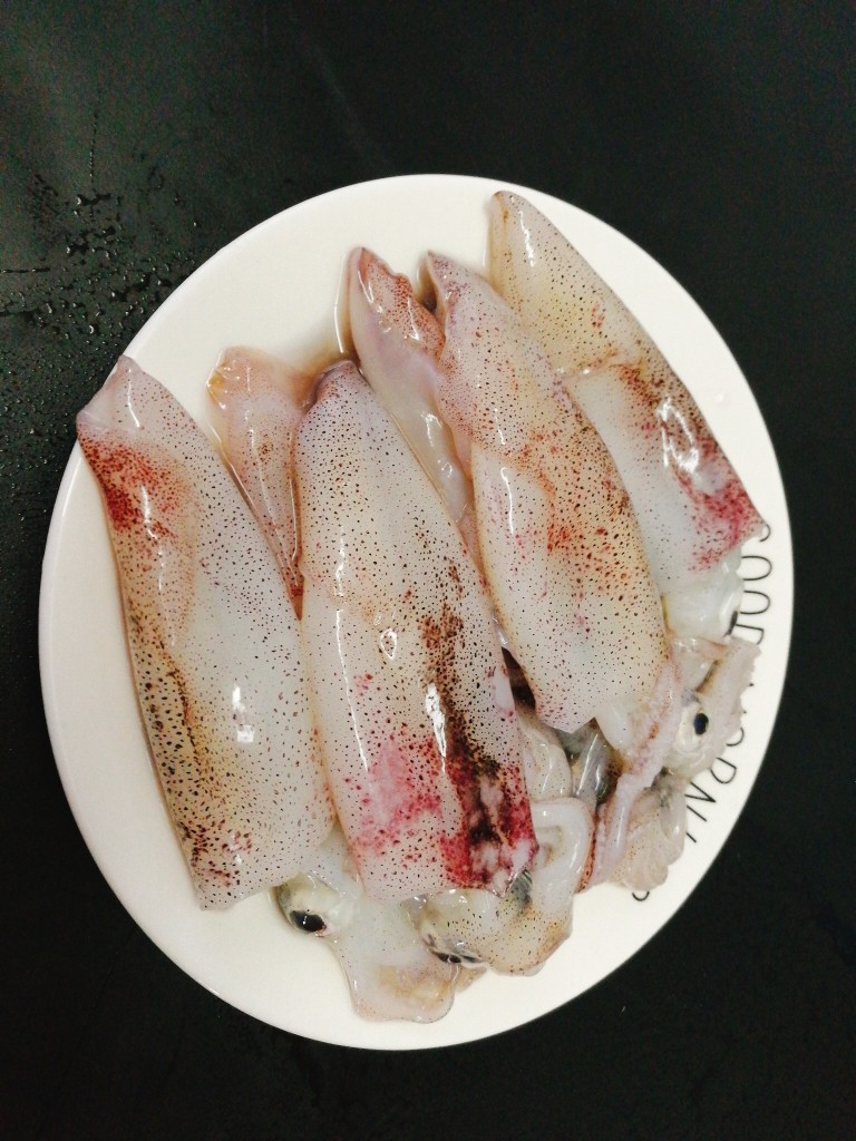 海鲜红薯粉丝煲,鲜鱿鱼，采用这种鱿鱼煮面吃非常鲜美，处理这种鱿鱼只要肚子里有个黑东西取出来冲洗干净即可，无需去皮。