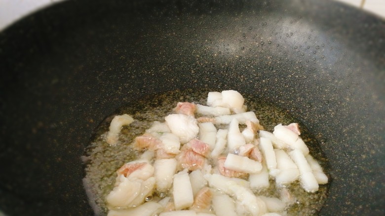 海鲜红薯粉丝煲,放入肉煸