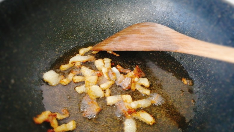 海鲜红薯粉丝煲,煸成金黄即可，如果不喜欢太油的友友这时可以把油倒些出来。