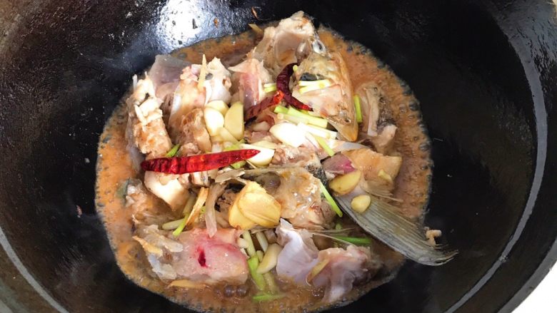 干锅鱼头,全程大火，加盖焖煮，中间要留意别把酱汁煮干了