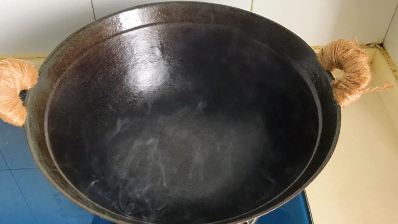 干锅鱼头,大火烧锅，直到锅冒烟（普通铁锅一定要烧烫，才不容易粘锅）