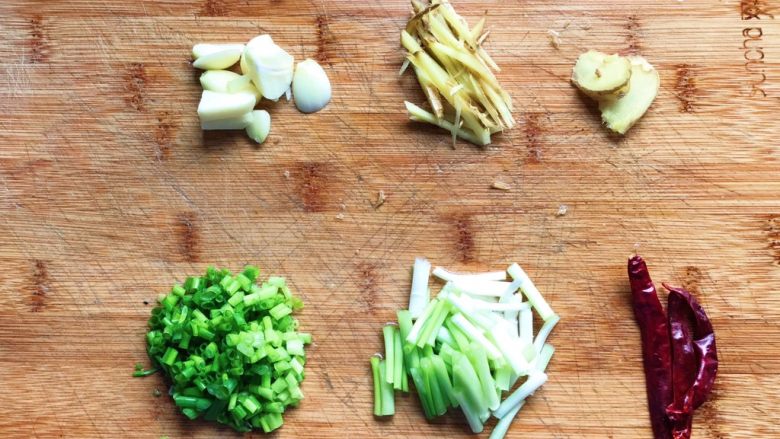 干锅鱼头,生姜分别切成丝和片，小葱的葱白切成段，绿色部分切成葱花，大蒜稍微切成小块