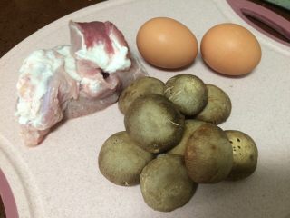 香煎香菇肉饼,主料称好备用：猪肉、鸡蛋，香菇