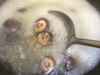 香煎香菇肉饼,香菇洗干净后入开水锅焯水10分钟