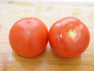 番茄炒蛋,番茄洗净去蒂。下面把番茄去皮，以免影响口感。